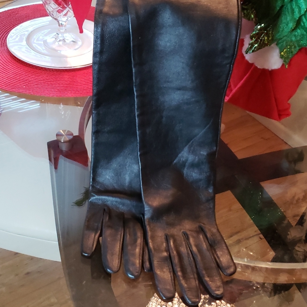 Leather (opera style) gloves